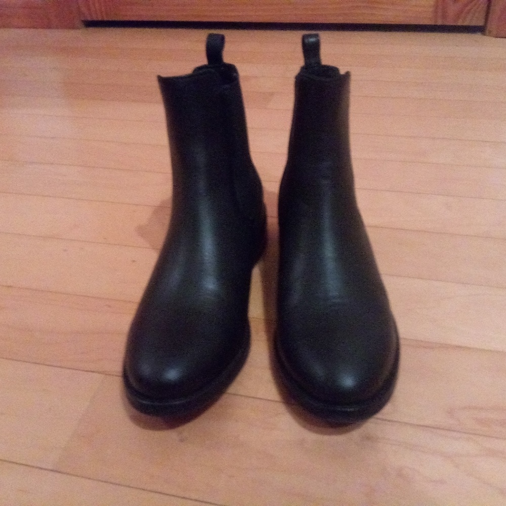 Thursday Duchess Chelsea boots